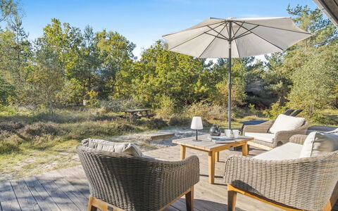 Alvilda - 200M from the Sea: Meubles, Mobilier De Jardin, Vaisselle, Table, Drinkware, Chaise, Tableau De Plein Air, Aliments, Bouteille