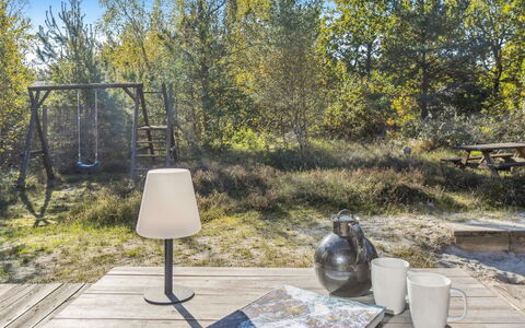 Alvilda - 200M from the Sea: Meubles, Mobilier De Jardin, Vaisselle, Table, Drinkware, Chaise, Tableau De Plein Air, Aliments, Bouteille