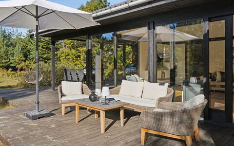 Alvilda - 200M from the Sea: Bois, Meubles, Mobilier De Jardin, Porche, Domicile, Chaise, Porte, Tableau De Plein Air, Ombre, Plate-Forme