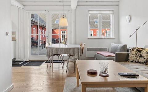 Anabella - 6Km from the Sea: Meubles, Sol, Sol, Design Intérieur, Bois, Parquet, Canapé, Plafond, Appartement, Salon