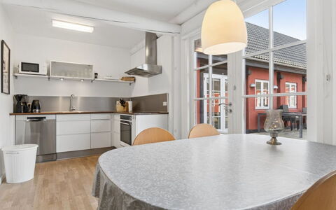 Anabella - 6Km from the Sea: Sol, Design Intérieur, Sol, Bois, Plafond, Meubles, Appartement, Pièce, Cuisine, Parquet
