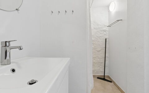 Anabella - 6Km from the Sea: Mur, Sol, Luminaire Plomberie, Sol, Design Intérieur, Salle De Bains, Plafond, Robinet, Plomberie, Évier