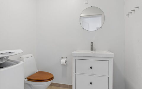 Anabella - 6Km from the Sea: Siège De Toilette, Luminaire Plomberie, Toilette, Sol, Salle De Bains, Sol, Design Intérieur, Évier, Lavabo, Armoire De Toilette
