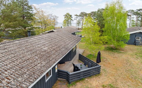 Apelun - 60M from the Sea: Toit, Maison, Domicile, Chalet, Porte, Siding, Biens, Pelouse, Cour, Porche