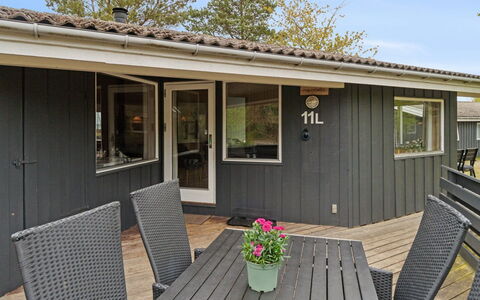 Apelun - 60M from the Sea: Toit, Maison, Domicile, Chalet, Porte, Siding, Biens, Pelouse, Cour, Porche