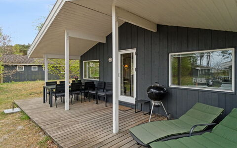 Apelun - 60M from the Sea: Toit, Maison, Domicile, Chalet, Porte, Siding, Biens, Pelouse, Cour, Porche