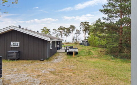 Apelun - 60M from the Sea: Toit, Maison, Domicile, Chalet, Porte, Siding, Biens, Pelouse, Cour, Porche