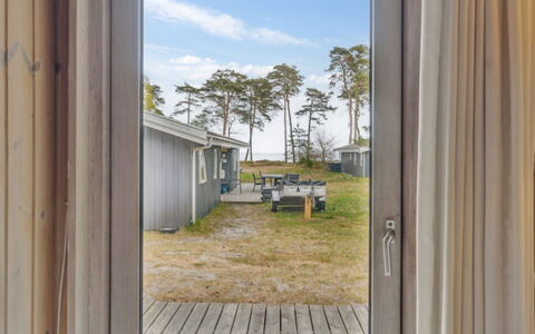 Apelun - 60M from the Sea: Toit, Maison, Domicile, Chalet, Porte, Siding, Biens, Pelouse, Cour, Porche