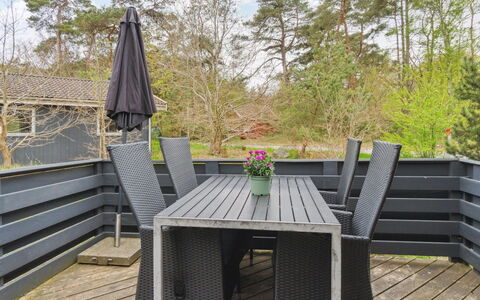Apelun - 60M from the Sea: Toit, Maison, Domicile, Chalet, Porte, Siding, Biens, Pelouse, Cour, Porche
