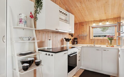 Apelun - 60M from the Sea: Cuisine, Appareil De Cuisine, Design Intérieur, Principaux Appliance, Bois, Sol, Comptoir, Meubles, Cabinetry, Plafond