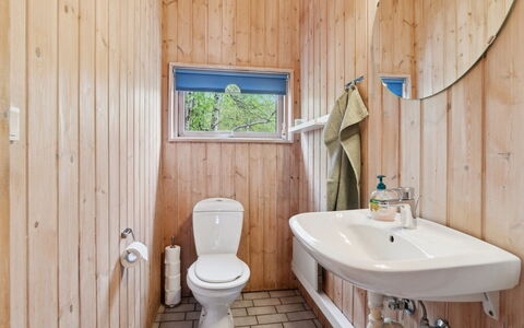 Apelun - 60M from the Sea: Bois, Sol, Luminaire Plomberie, Sol, Salle De Bains, Design Intérieur, Plafond, Lavabo, Robinet, Pièce