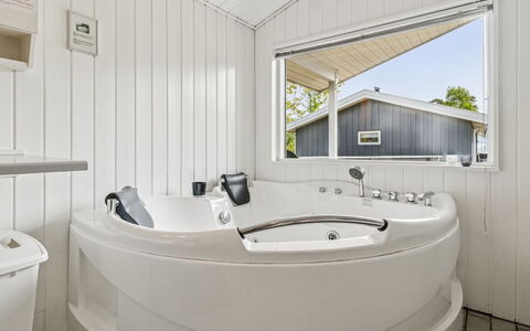 Liska - 60M from the Sea: Luminaire Plomberie, Baignoire, Plafond, Sol, Sol, Domicile, Composite, Salle De Bains, Plomberie, Dur