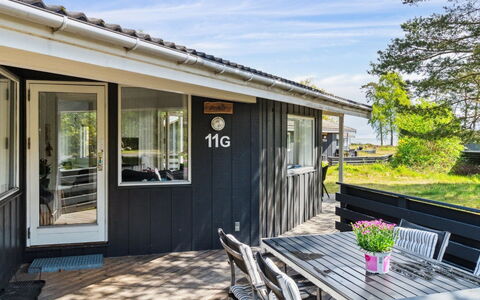 Liska - 60M from the Sea: Bois, Maison, Domicile, Architecture, Porche, Toit, Chalet, Lot Terre, Porte, Siding