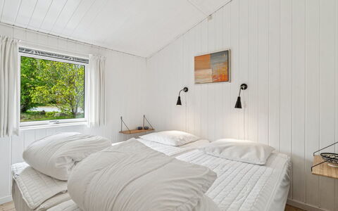 Liska - 60M from the Sea: Bois, Chambre, Lit, Plafond, Design Intérieur, Literie, Drap De Lit, Domicile, Sol, Cadre De Lit
