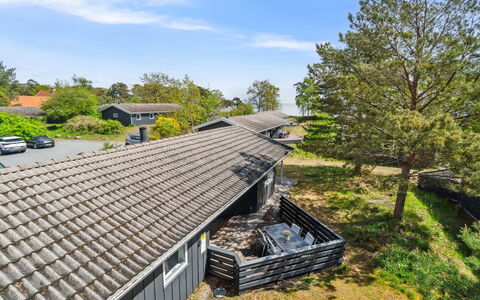 Liska - 60M from the Sea: Bois, Toit, Domicile, Maison, Architecture, Siding, Lot Terre, Chalet, Cabanon, Batiments Jardin