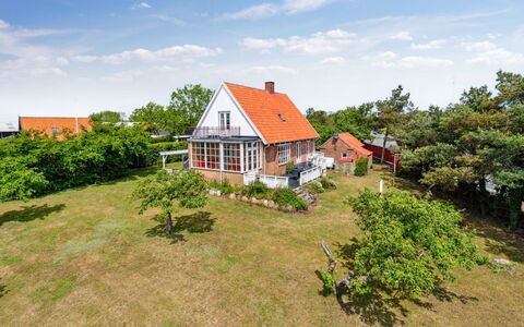 Hughlek - 450M from the Sea: Bâtiment, Maison, Fenêtre, Domicile, Toit, Zone Résidentielle, Arbuste, Chalet, Lot Terre