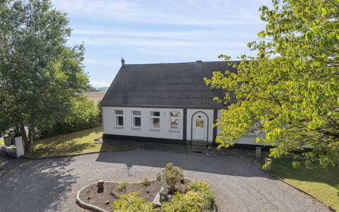Ofelia - 4Km from the Sea: Toit, Maison, Domicile, Chalet, Porte, Siding, Biens, Pelouse, Cour, Porche