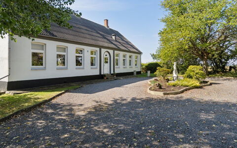 Ofelia - 4Km from the Sea: Toit, Maison, Domicile, Chalet, Porte, Siding, Biens, Pelouse, Cour, Porche