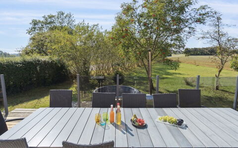 Ofelia - 4Km from the Sea: Toit, Maison, Domicile, Chalet, Porte, Siding, Biens, Pelouse, Cour, Porche