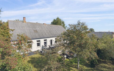 Ofelia - 4Km from the Sea: Toit, Maison, Domicile, Chalet, Porte, Siding, Biens, Pelouse, Cour, Porche
