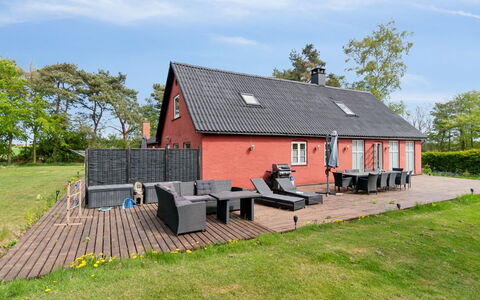 Jerg - 1Km from the Sea: Zone Résidentielle, Arbuste, Maison, Domicile, Jardin, Biens, Ombre, Aménagement Paysager, Pelouse