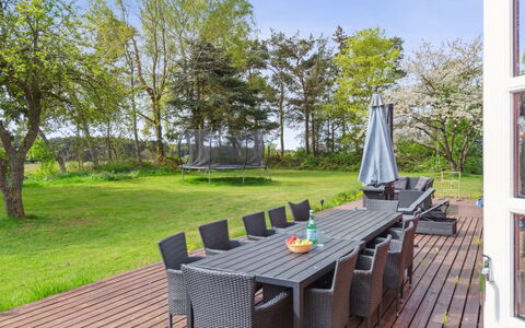 Jerg - 1Km from the Sea: Meubles, Dur, Jardin, Ombre, Chaise, Plate-Forme, Mobilier De Jardin, Parquet, Planche, Pelouse