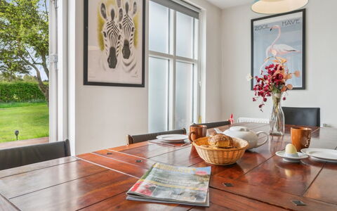 Jerg - 1Km from the Sea: Meubles, Design Intérieur, Sol, Salle À Manger, Table, Mur, Sol, Bois, Table Cuisine Et Salle A Manger, Chaise
