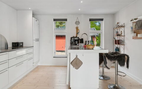 Jerg - 1Km from the Sea: Meubles, Sol, Design Intérieur, Cuisine, Appareil De Cuisine, Comptoir, Sol, Cabinetry, Bois, Principaux Appliance
