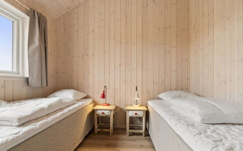 Nani - 500M from the Sea: Bois, Chambre, Sol, Lit, Sol, Drap De Lit, Plafond, Literie, Design Intérieur, Pièce