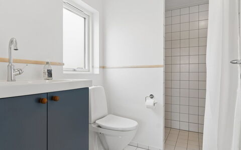 Nani - 500M from the Sea: Siège De Toilette, Luminaire Plomberie, Salle De Bains, Toilette, Sol, Design Intérieur, Sol, Évier, Plomberie, Robinet