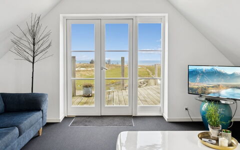 Carola - 1Km from the Sea: Bois, Sol, Sol, Design Intérieur, Meubles, Pièce, Plafond, Salon, Chaise
