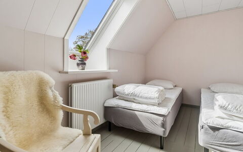 Hening - 150M from the Sea: Chambre, Bois, Lit, Meubles, Literie, Drap De Lit, Design Intérieur, Sol, Domicile, Linge