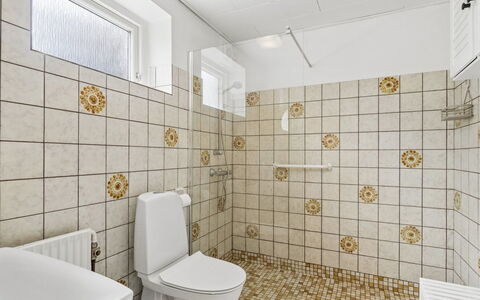 Hening - 150M from the Sea: Sol, Sol, Tuile, Siège De Toilette, Toilette, Luminaire Plomberie, Salle De Bains, Plomberie, Céramique