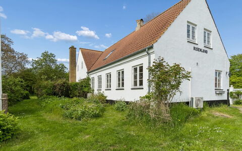 Hening - 150M from the Sea: Herbe, Bâtiment, Maison, Toit, Chalet, Domicile, Arbuste, Nuage, Lot Terre