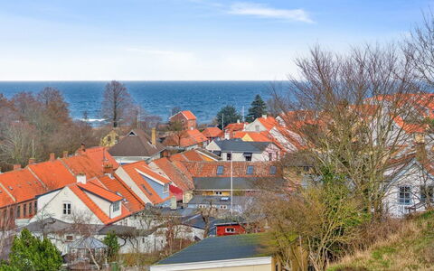 Hening - 150M from the Sea: Bleu, Horizon, Zone Résidentielle, Nuage, Toit, Domicile, Mer, Banlieue, Océan, Côte