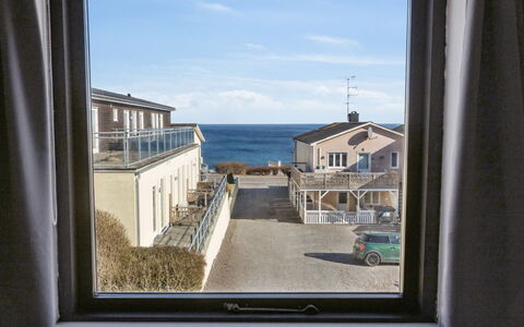 Amilia - 100M from the Sea: Zone Résidentielle, Arbuste, Maison, Domicile, Jardin, Biens, Ombre, Aménagement Paysager, Pelouse