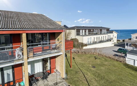 Amilia - 100M from the Sea: Végétation, Arbuste, Printemps, Chalet, Jardin, Ombre, Arrière-Cour, Cour, Chaise