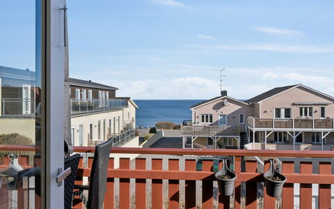 Amilia - 100M from the Sea: Végétation, Arbuste, Printemps, Chalet, Jardin, Ombre, Arrière-Cour, Cour, Chaise