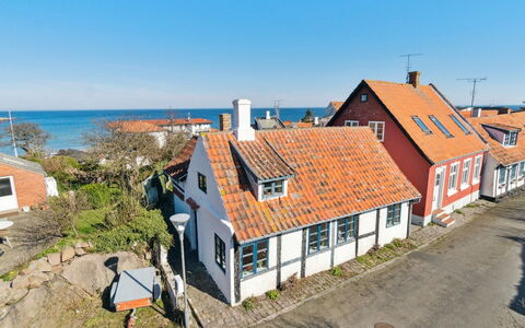Ariela - 150M from the Sea: Zone Résidentielle, Arbuste, Maison, Domicile, Jardin, Biens, Ombre, Aménagement Paysager, Pelouse