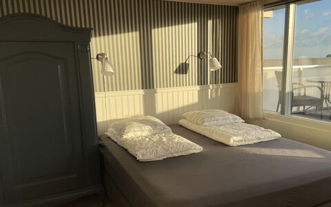 Evalina - 150M from the Sea: Chambre, Lit, Bois, Drap De Lit, Meubles, Design Intérieur, Literie, Sol, Sol, Linge