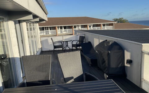 Evalina - 150M from the Sea: Sol, Balcon, Plate-Forme, Mobilier De Jardin, Dur, Daylighting, Balustrade, Ombre, Tache De Bois