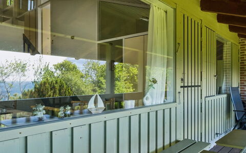 Arnt - 100M from the Sea: Porche, Ombre, Plafond, Verre, Balcon, Dur, Eco Hôtel, Daylighting, Tache De Bois, Planche