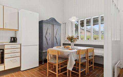 Arnt - 100M from the Sea: Sol, Design Intérieur, Meubles, Sol, Bois, Plafond, Cuisine, Éclairage, Pièce, Appartement