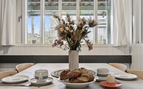 Arnt - 100M from the Sea: Meubles, Design Intérieur, Table, Vaisselle, Textile, Éclairage, Table Cuisine Et Salle A Manger, Salle À Manger, Chaise, Pièce