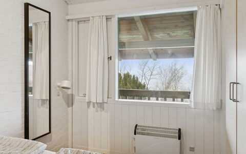 Arnt - 100M from the Sea: Design Intérieur, Bois, Sol, Chambre, Sol, Lit, Textile, Plafond, Meubles, Linge