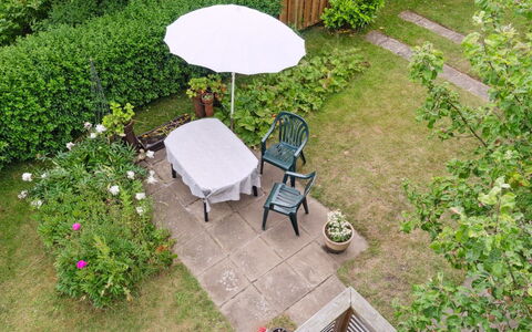 Elso - 5Km from the Sea: Jardin, Arbuste, Mobilier De Jardin, Meubles, Tableau De Plein Air, Couverture De Sol, Arrière-Cour, Chaise, Pelouse