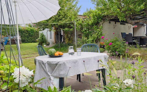 Elso - 5Km from the Sea: Meubles, Mobilier De Jardin, Table, Chaise, Parapluie, Tableau De Plein Air, Arbuste, Jardin, Ombre