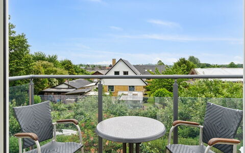 Elso - 5Km from the Sea: Meubles, Mobilier De Jardin, Chaise, Tableau De Plein Air, Balcon, Table Cuisine Et Salle A Manger, Clôture, Porche, Plate-Forme, Balustrade