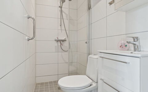 Elso - 5Km from the Sea: Salle De Bains, Luminaire Plomberie, Sol, Siège De Toilette, Toilette, Sol, Design Intérieur, Évier, Plomberie, Lavabo