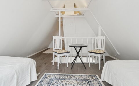 Elso - 5Km from the Sea: Sol, Sol, Design Intérieur, Meubles, Bois, Chambre, Plafond, Lit, Éclairage, Pièce